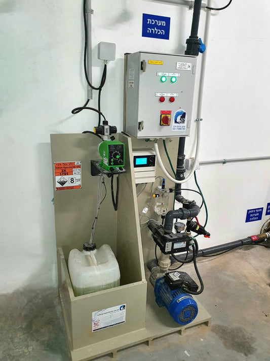 PP כלורינטור - מערכת ניטור רמת הכלור במאגר ומינון מדוייק של כלור מותקן על גשטל